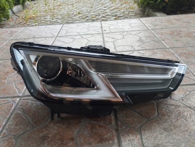 Вставка фары правой 8W0941044 VAG
