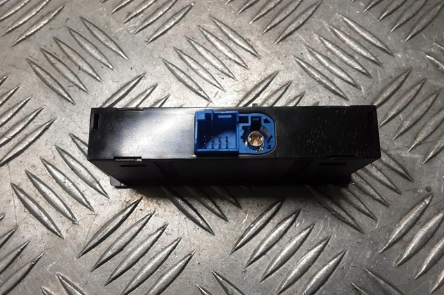 USB-разветвитель A1728202000 MERCEDES