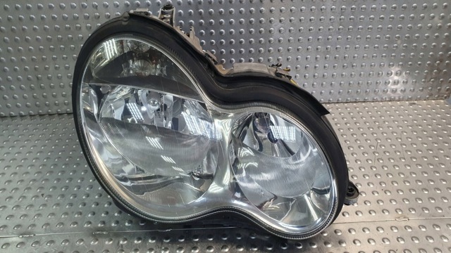 MERCEDES A2038203261 Правая фара в наличии Ужгород