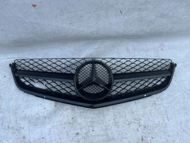 MERCEDES 2048802483 Решетка радиатора в наличии Полтава