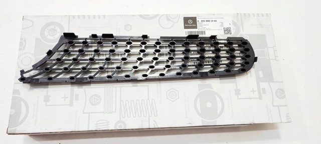 MERCEDES A2058881960 Решетка радиатора в наличии Киев