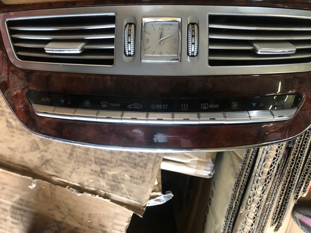 Блок кнопок центральной консоли A2218701058 MERCEDES