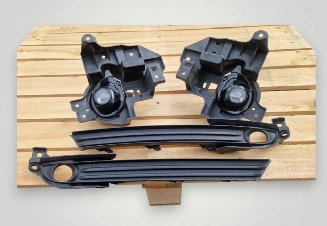 MAZDA KB8B51694 Кронштейн крепления противотуманной фары левой в наличии Житомир