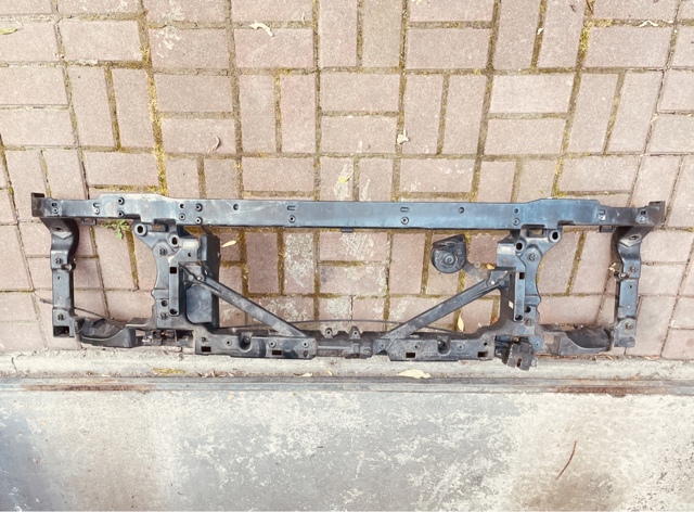 LAND ROVER LR013044 Рамка радиатора в наличии Днепр