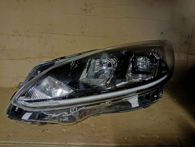 FORD LV4B13E015CA Левая фара в наличии Киев