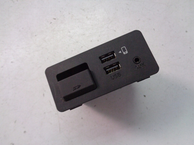 TK78669U0C Mazda USB-разветвитель