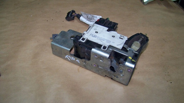 Замок задней правой распашной двери YC15V43288FP FORD