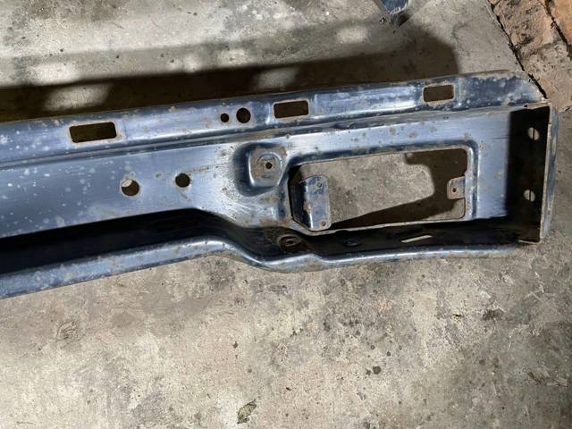 VAG 357807105C Усилитель бампера переднего в наличии Ровно