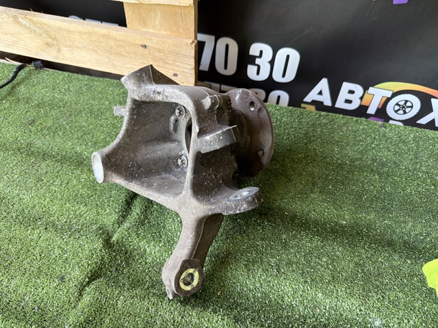 Цапфа поворотная левая 6793769 BMW