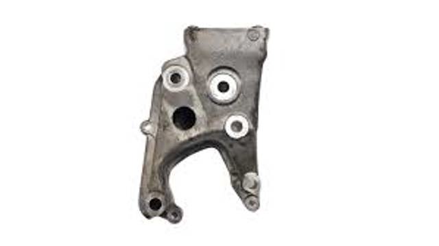 Кронштейн подушки (опоры) двигателя, правой 184699 PEUGEOT