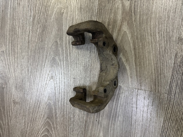 Скоба переднего суппорта 4404J8 PEUGEOT