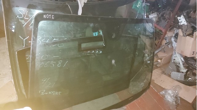 Переднее стекло 727009U010 NISSAN