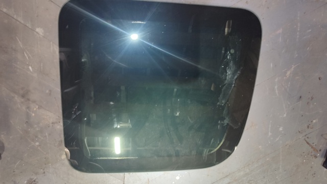 Стекло багажного отсека, правое 7700303073 RENAULT