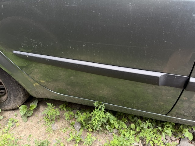Молдинг двери задней правой 7701477484 RENAULT