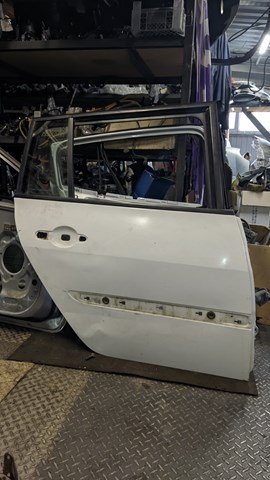 Задняя правая дверь 7751475037 RENAULT
