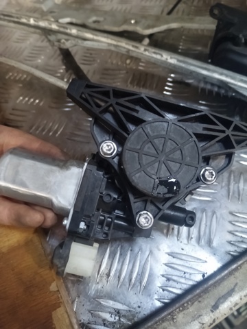 Мотор стеклоподъемника двери передней, левой 80731JG400 NISSAN
