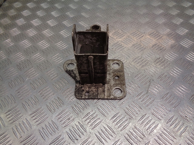 Кронштейн усилителя переднего бампера 8200011107 RENAULT