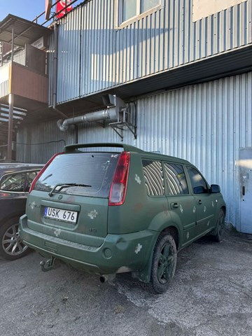 Стекло кузова/багажного отсека, правое 833008H301 NISSAN