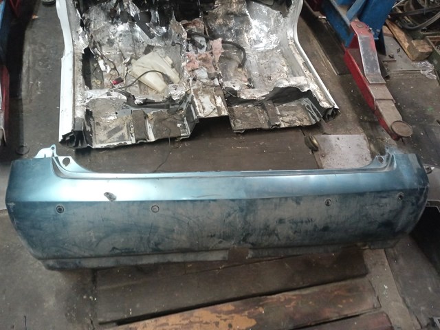Задний бампер 85022AU440 NISSAN