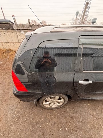Стекло багажного отсека, правое 8569FH PEUGEOT