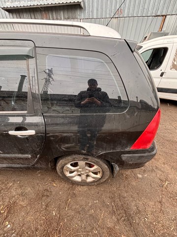 Стекло багажного отсека, левое 8569FJ PEUGEOT
