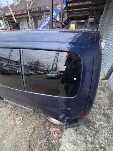 Стекло багажника, левое 8569J5 PEUGEOT
