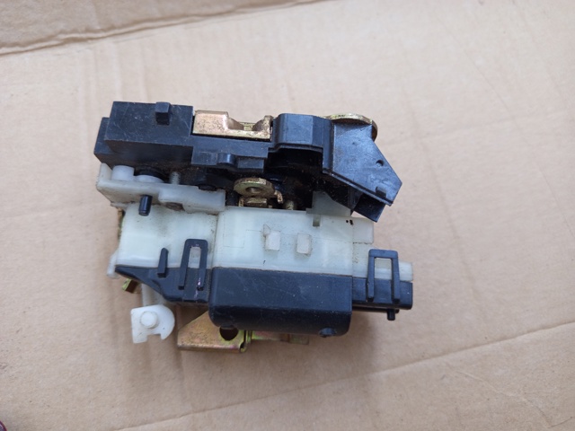 RENAULT 8200051735 Замок двери боковой сдвижной правой в наличии Ирпень