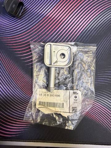 Кронштейн задней подушки глушителя 18308593696 BMW