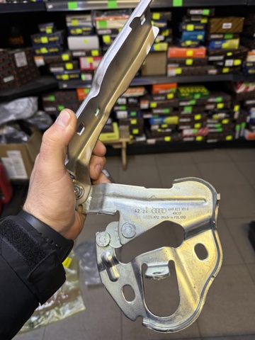 4M8823301B VAG Петля капота левая купить в Черкассы