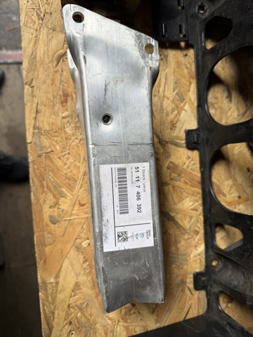 Кронштейн усилителя переднего бампера 51117406392 BMW