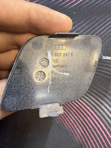 Заглушка бампера буксировочного крюка 8K0807241E VAG