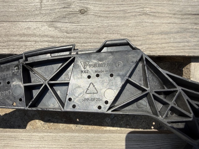 Направляющая переднего бампера, правая 95B807890 PORSCHE