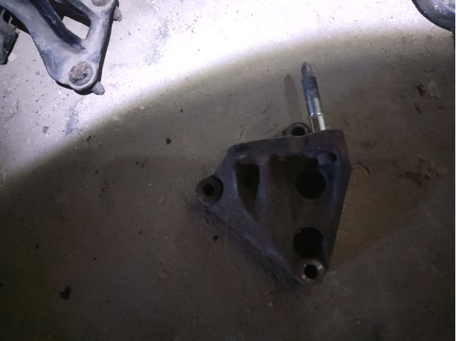 Кронштейн подушки (опоры) двигателя, правой 1231537030 TOYOTA