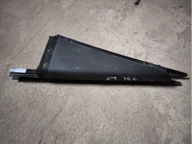 Накладка задней двери, левой, вертикальная 82235JG00A NISSAN