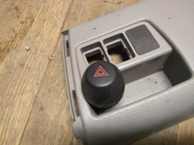 Кнопка аварийного сигнала 8433242020 TOYOTA