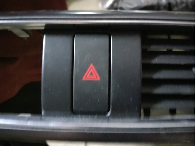 Кнопка аварийного сигнала Mazda CX-5 1