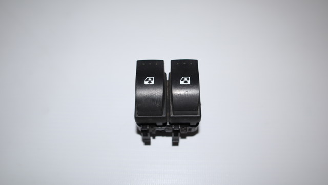 RENAULT 8200476806 Кнопочный блок управления стеклоподъемником передний левый в наличии Черкассы