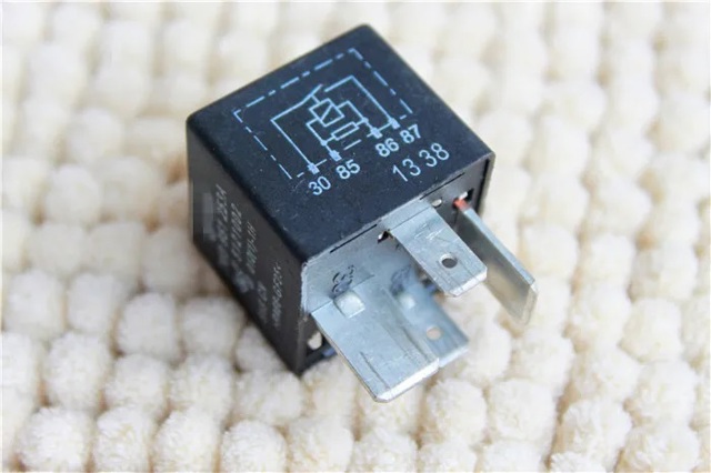 Relê de ventilador 7M0951253A MERCEDES