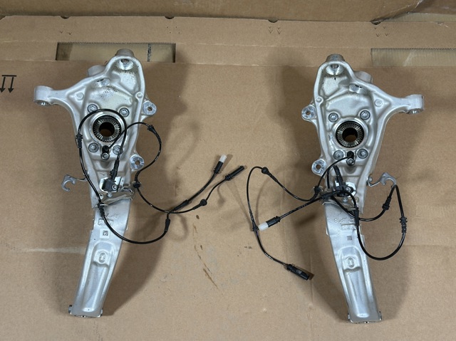 BMW 6876655 Цапфа передняя левая в наличии Ужгород