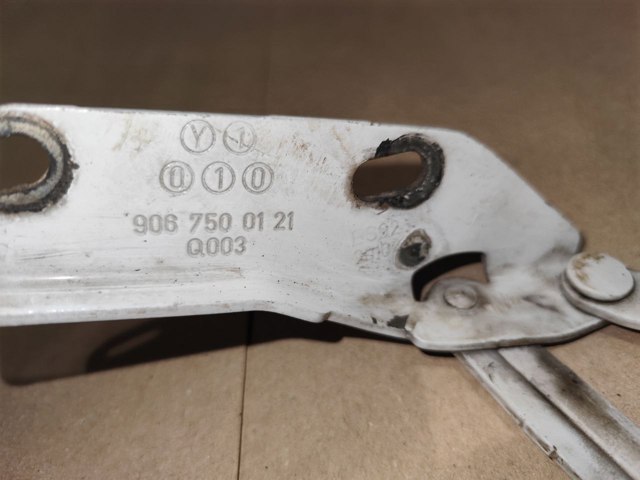 Шарнир капота правый 9067500121 MERCEDES