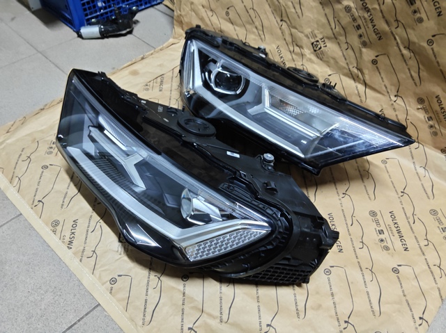 VAG 4M0941011C Левая фара в наличии Ровно