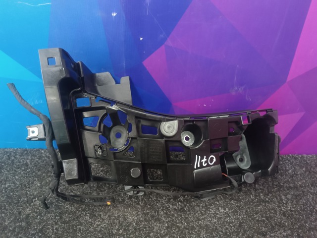 Правое крепление заднего бампера 51127420666 BMW