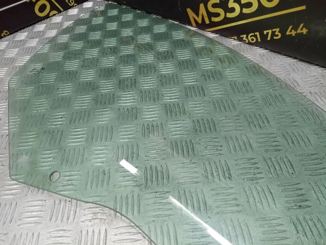 Стекло передней правой двери 51337182110 BMW