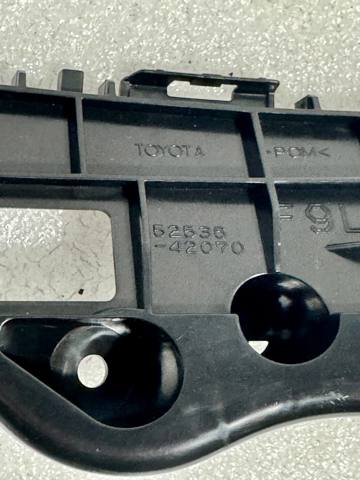 Левый кронштейн переднего бампера 5253642070 TOYOTA