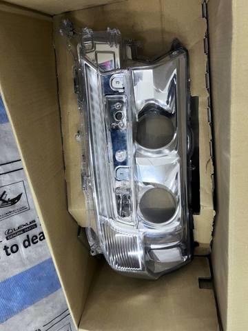 8117160K12 TOYOTA Стекло фары левой купить в Полтава