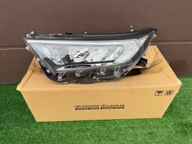 8118542842 TOYOTA Левая фара купить в Ужгород