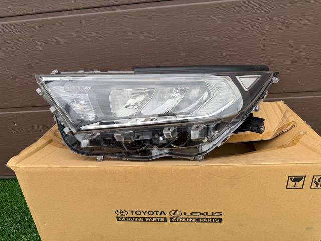 Вставка фары левой 8118542842 TOYOTA