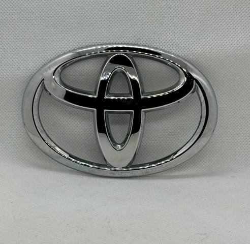 Фирменный значок Toyota Corolla