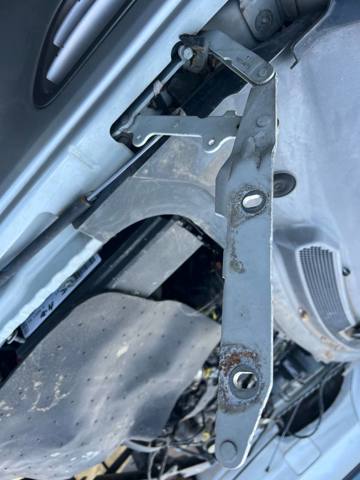 Правая петля капота  LR001562 LAND ROVER