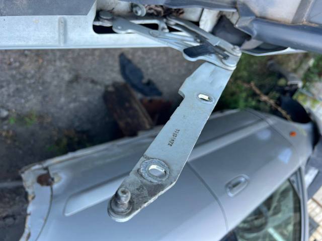 Завеса капота левая LR001565 LAND ROVER